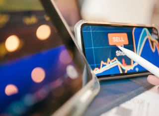 Handlare på flera marknader som går igenom alternativ inom Bitcoin, Ethereum och forex